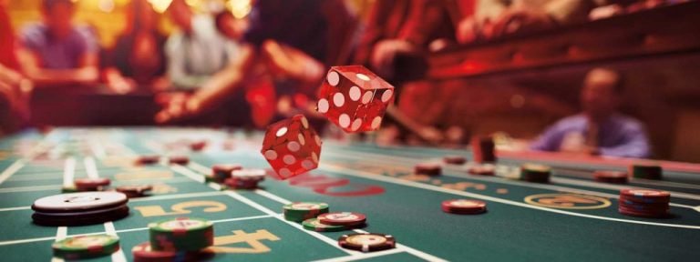 iwbest ကာစီနို မိုဘိုင်းဖုန်းဖြင့် Live Baccarat ကစားနေသောမြင်ကွင်း